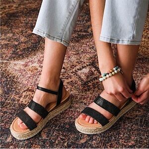 NWT Qupid Ambella Platform Espadrilles Sandal In Black & Tan Size 9